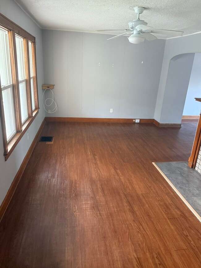Building Photo - 806 E Deshler Ave