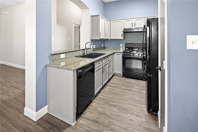 Building Photo - 916 Crested Point Dr