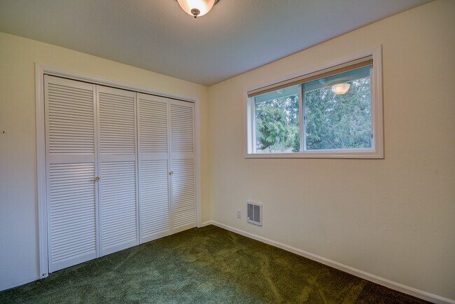 Building Photo - 4 Bedroom House in Coupeville