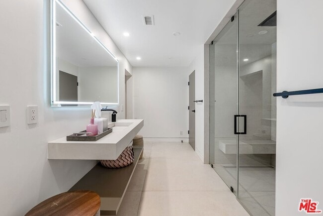 Building Photo - 9405 Sierra Mar Pl