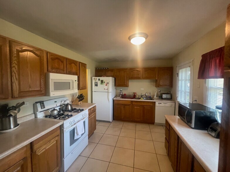 Building Photo - 7040 Meadowbrook Ln