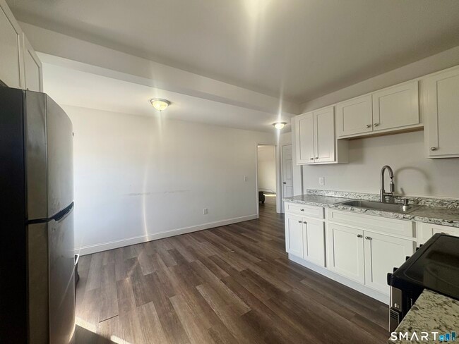 Building Photo - 22 Brewster St