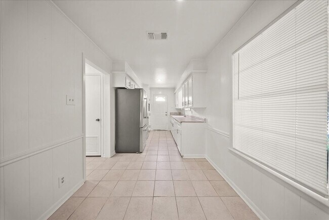 Building Photo - 421 Forrest Ln