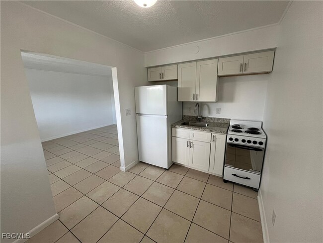 Building Photo - 2452 Stella St