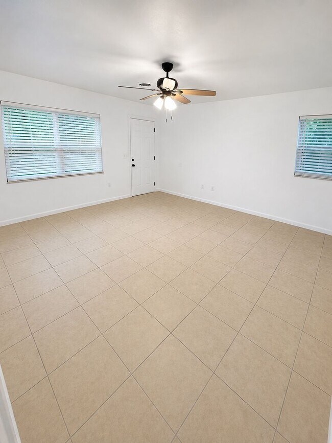 Building Photo - 1712 NE 71st Pl