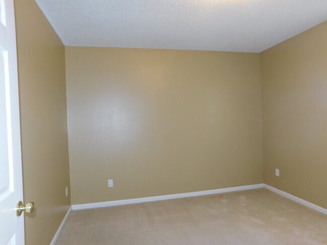 Building Photo - Quiet convenience