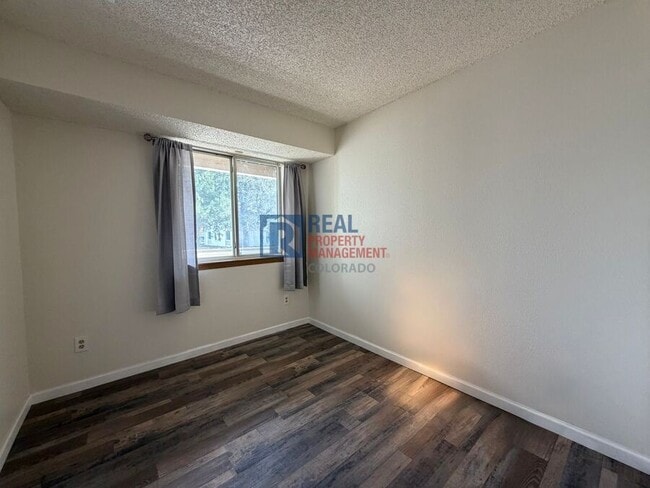 Building Photo - 1075 S Elkhart Way