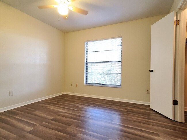 Building Photo - 2 bedroom, 1,5 bathroom townhouse in Mill Run