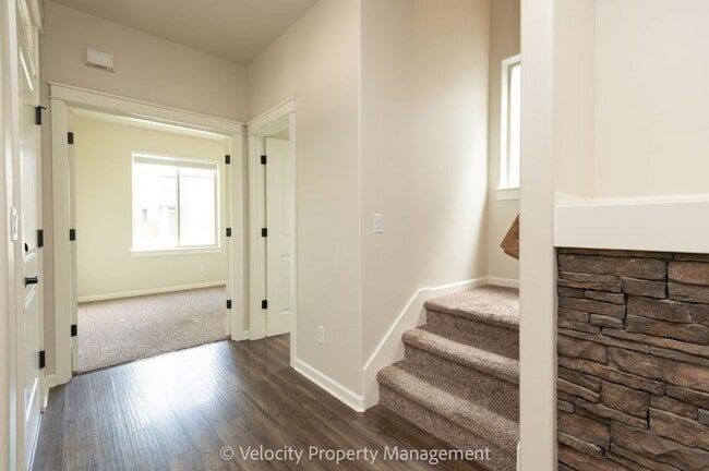 Building Photo - Lovely 3 bedroom, 2.5 bathroom home plus a...