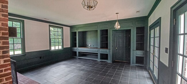 Building Photo - Oversized 4 Bedroom 3.5 Bathroom Home Situ...