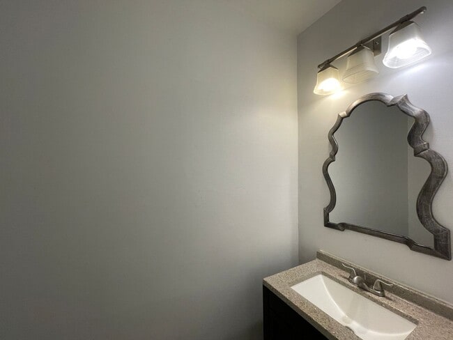 Building Photo - 3 bedroom townhome! Fenced backyard.