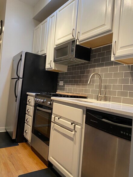 Building Photo - 1510 N Greenview Ave