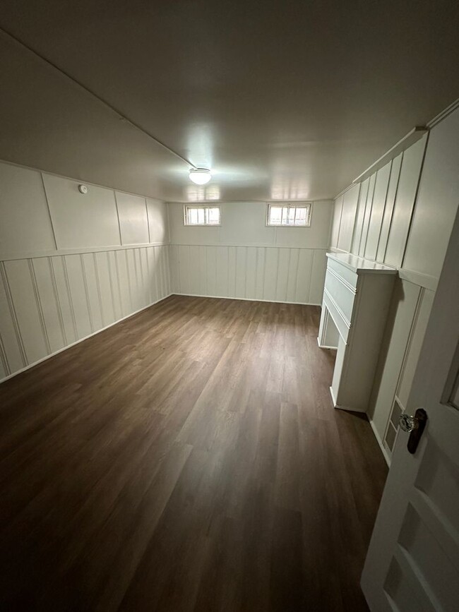 Building Photo - 3 BEDROOMS PLUS OFFICE,  2 BATHROOM, SINGL...