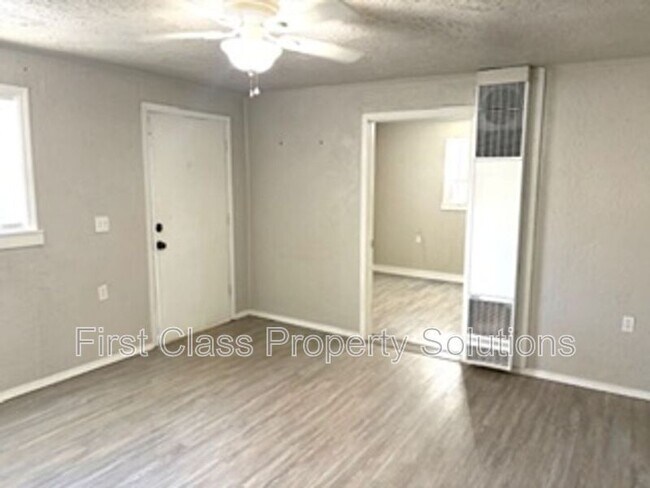 Building Photo - 404 S Burdick St