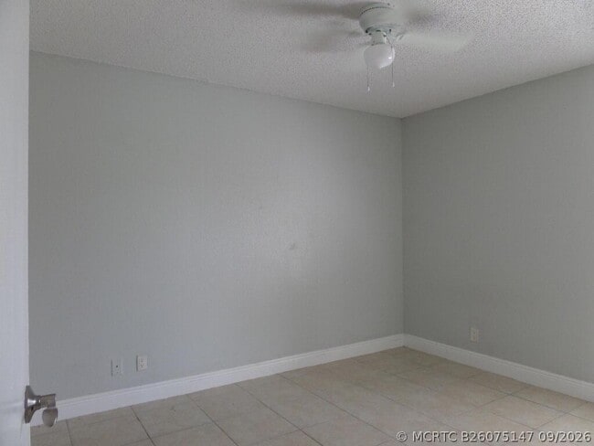 Building Photo - 1445 Lake Crystal Dr