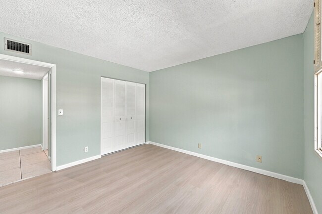 Building Photo - 950 NW 80th Ave