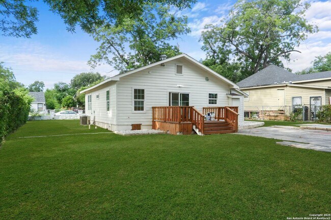 Building Photo - 207 Alvarez Pl
