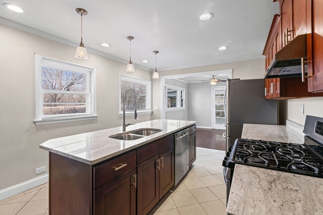 Building Photo - 836 W Everett Rd