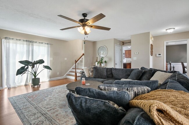 Building Photo - Stunning 4 Bed 3.5 Bath Home with Bonus Ro...