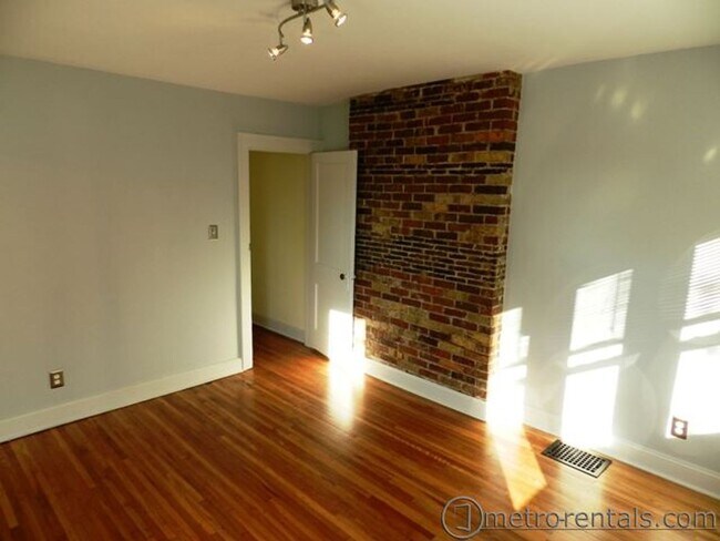 Building Photo - 170-172-172 E Tompkins St