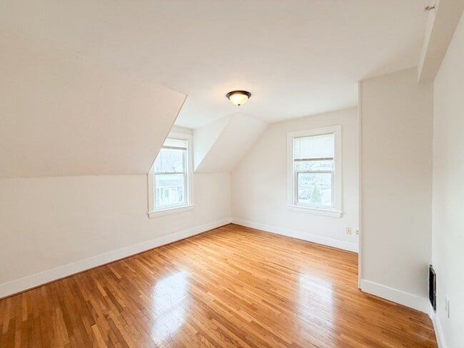 Building Photo - 102 Dysart St