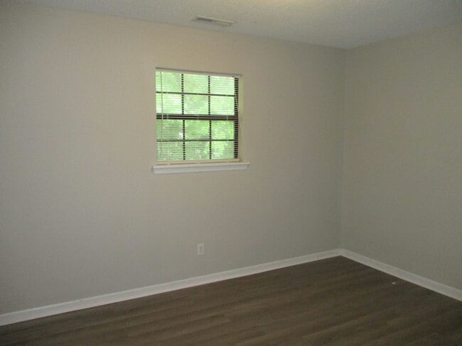 Building Photo - Inviting 2 bedroom duplex apartment in the...