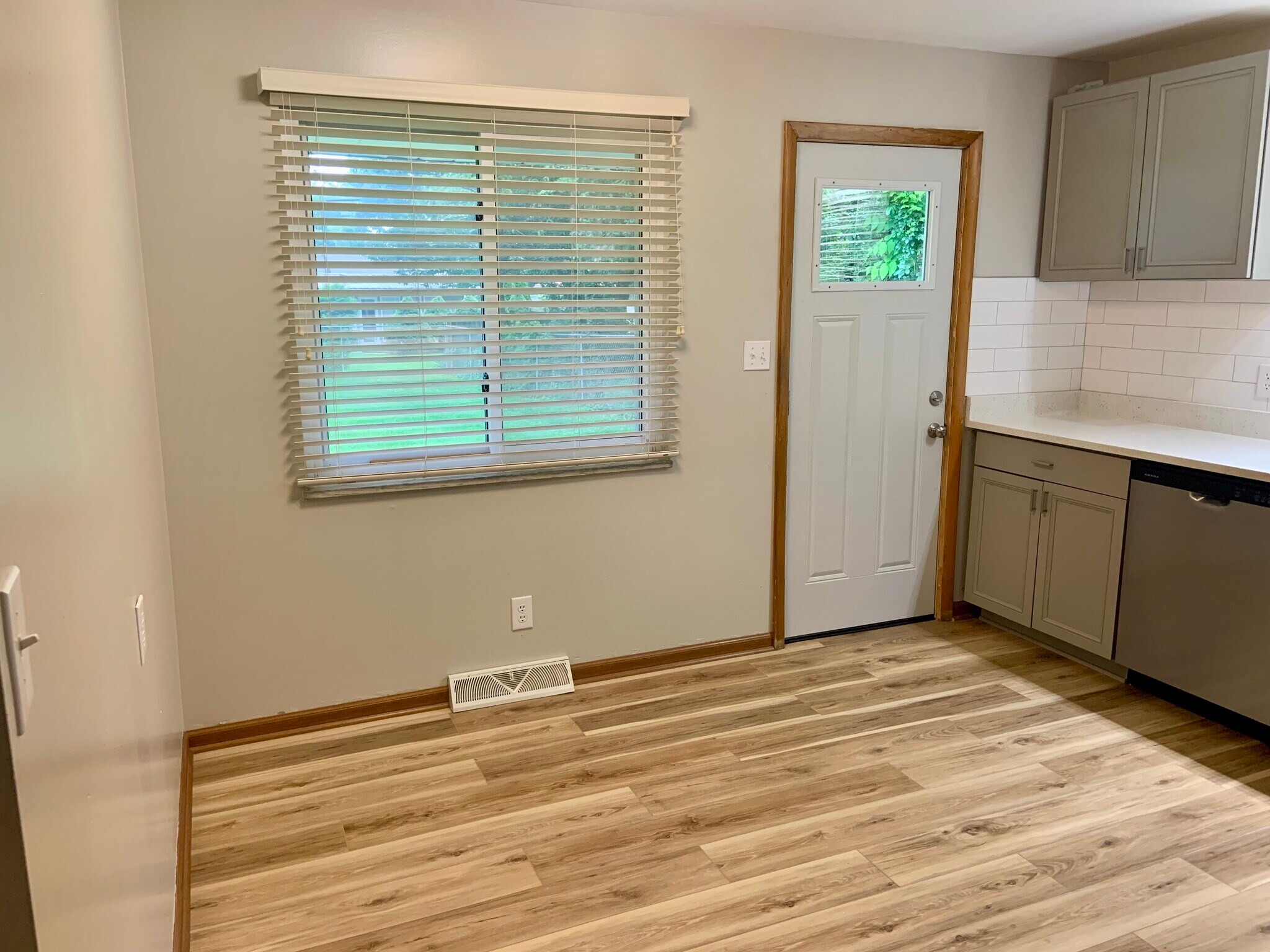 kitchen with eat in space - 152 Flint Ridge Dr