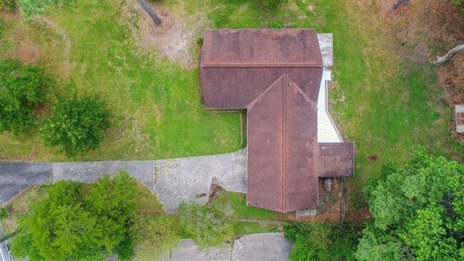 Building Photo - Your new home Awaits!