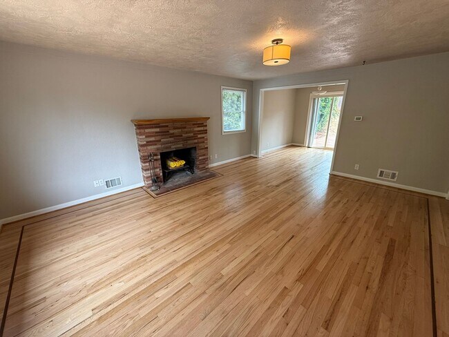 Building Photo - Beautiful Four Bedroom Home in South Salem with Large Backyard and New Paver Patio!