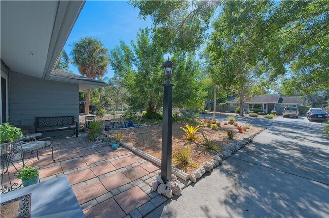 Building Photo - Annual unfurnished 2 bed /1 bath house ava...
