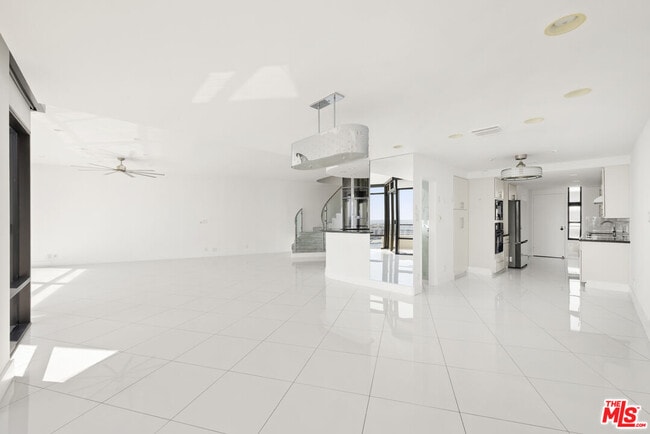 Building Photo - 4267 Marina City Dr