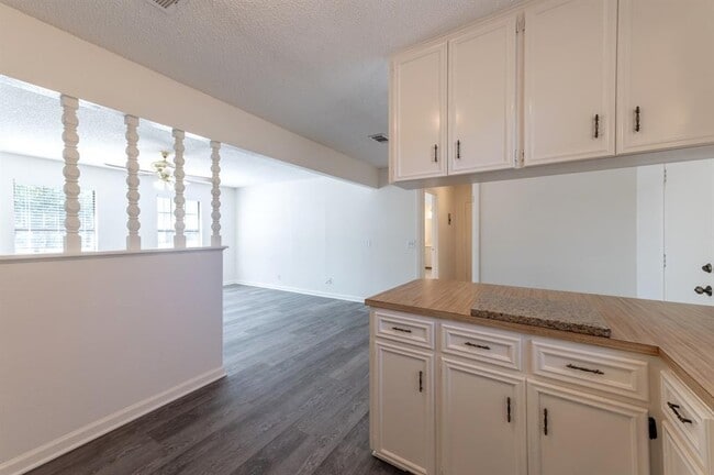 Building Photo - 606 E 2nd St