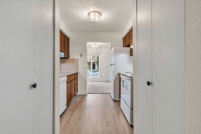 Building Photo - 1628-1628 Madras St SE