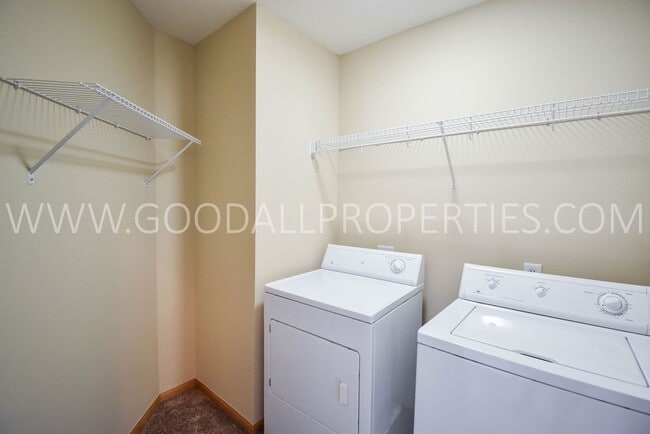 Building Photo - RENT REDUCED!!! 2 Bedroom 2 Bath Townhome in Urbandale with attached 2 car garage!