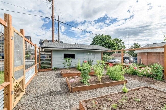 Building Photo - Pre-leasing September - 4bd/2bath