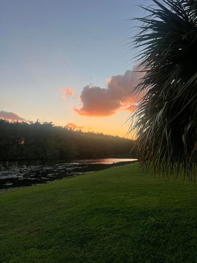 Building Photo - 1605 S Club Dr