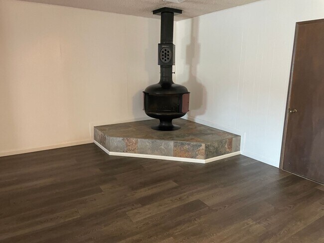 Building Photo - 1/2 Off First Full Months Rent w/ 12m Leas...