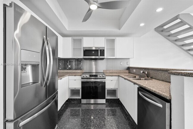 Building Photo - 2000 Bay Dr