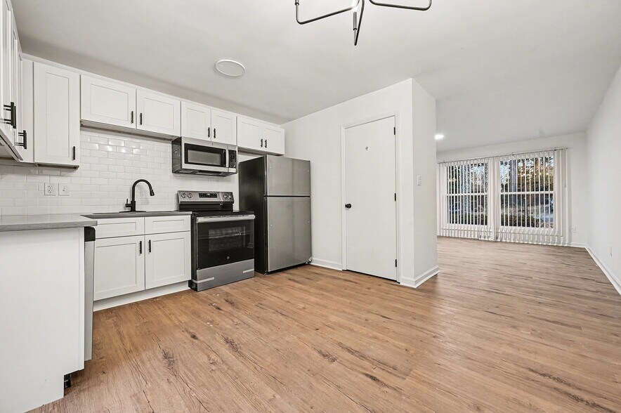 Building Photo - 5003 Lakecrest Dr