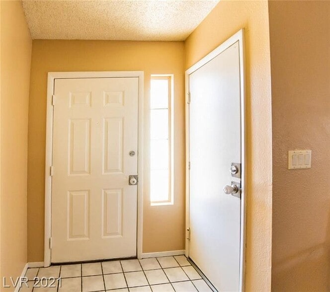 Welcoming home entrance - 4060 N Elkridge Dr
