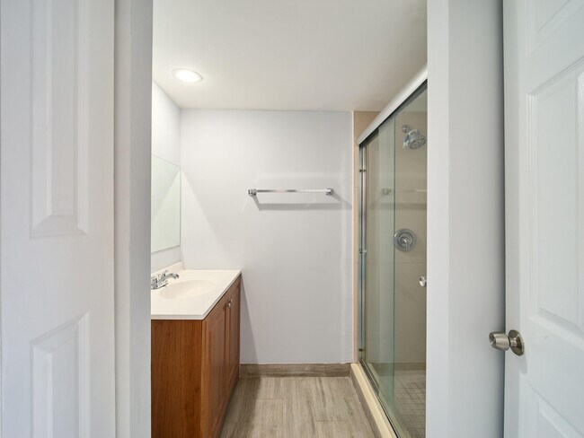 Building Photo - 1120 11th Ct