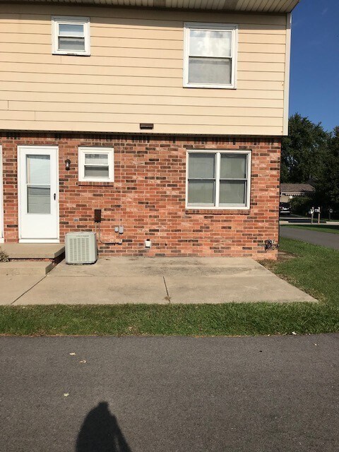 Building Photo - 223-225 Edgewood Dr