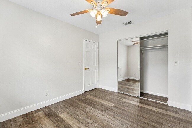 Building Photo - 2103 N Palm Cir