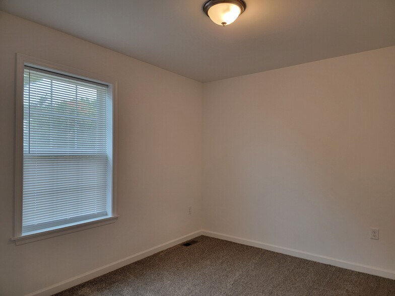 Building Photo - 146 Robert Cir