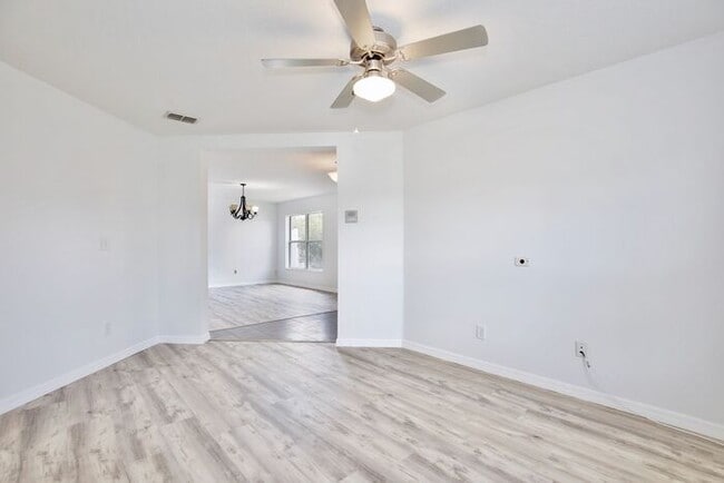 Building Photo - Beautiful 3/2 Spacious Home with a Bonus Room and a Large Fenced Backyard in Southern Fields - Cl...