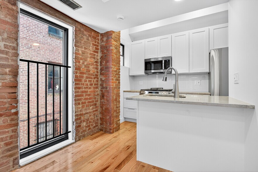 Building Photo - 2213 Green St