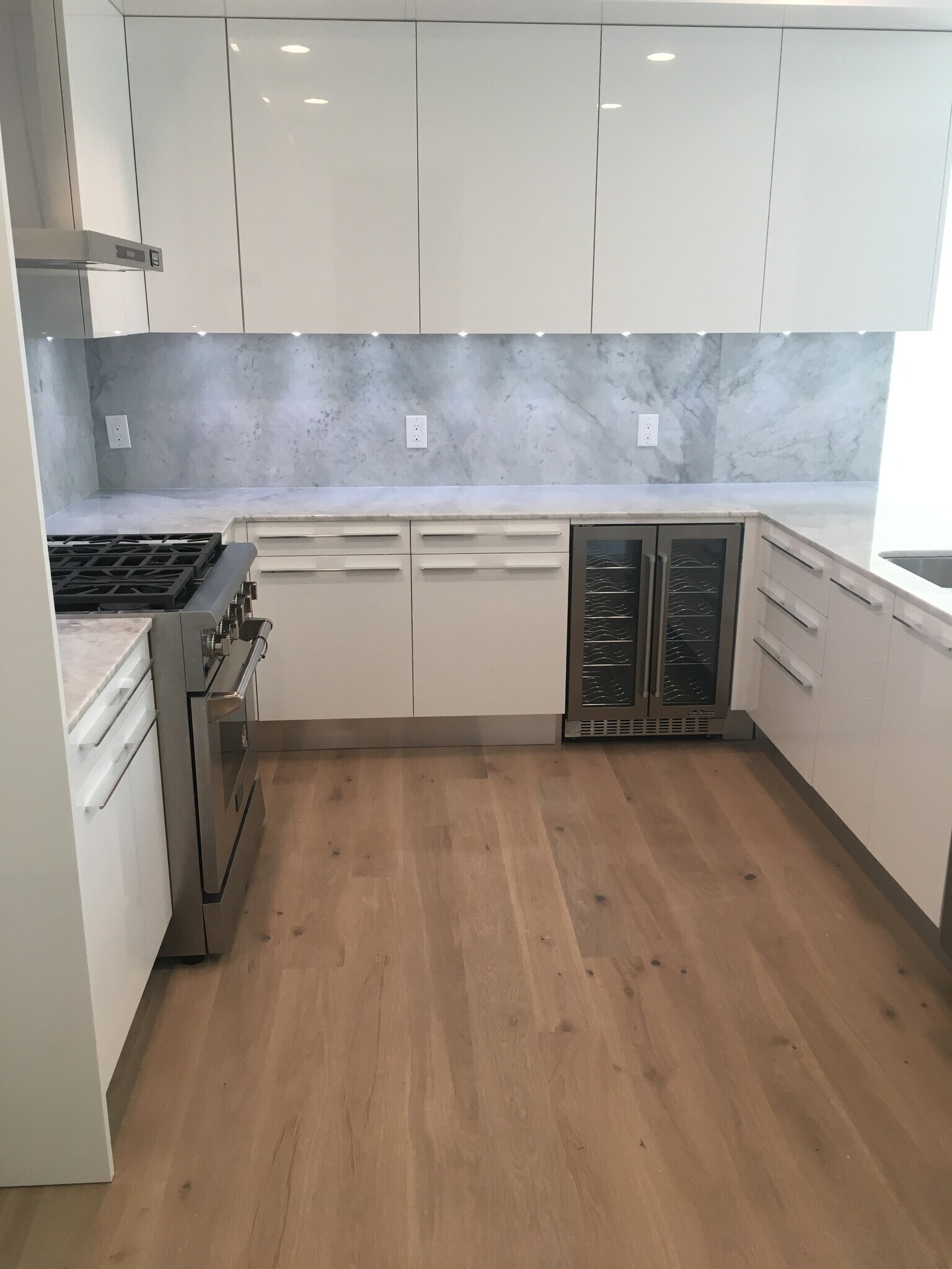 Italian kitchen w/led light casting - 3923 Cole Ave