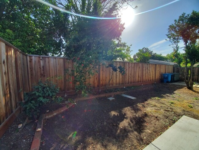 Building Photo - Lovely 3 bedroom 2 bath duplex with private garage and backyard