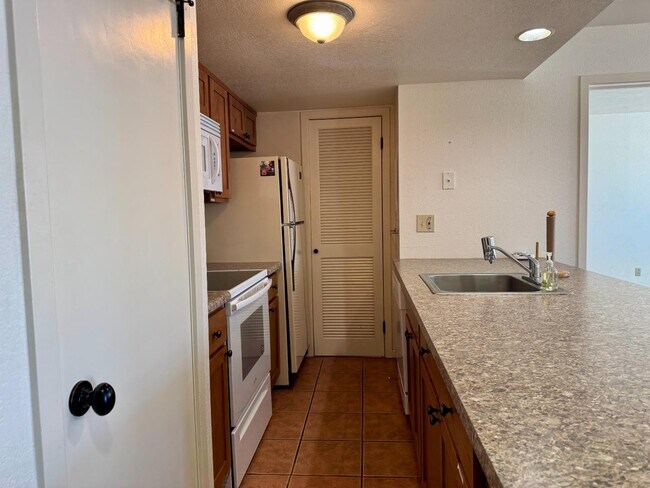 Building Photo - 207 Lake Dr