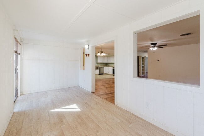 Building Photo - 2 Bedroom, 2 Bath Townhouse